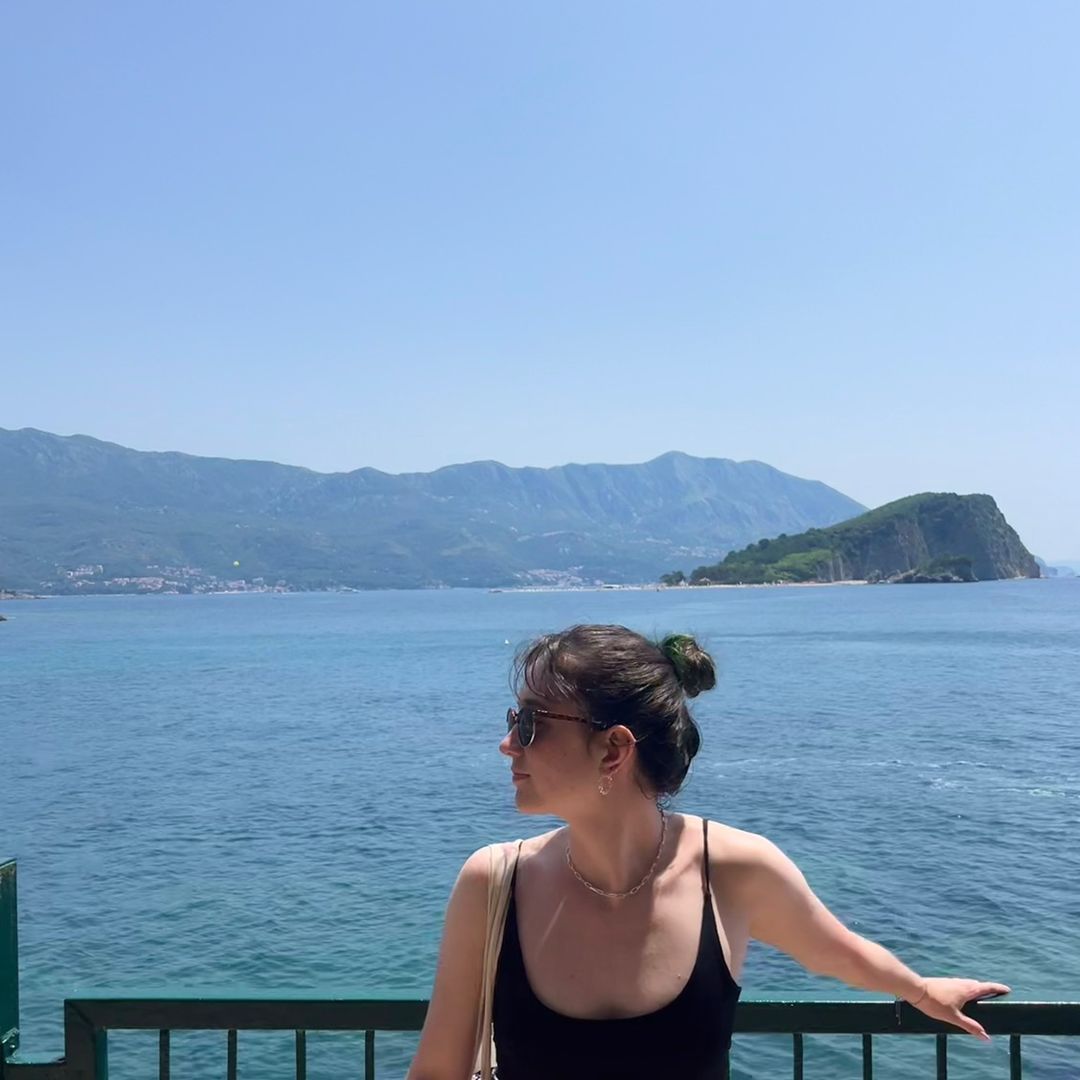 Em | Budget Travel Tips ✈️🌴🌺